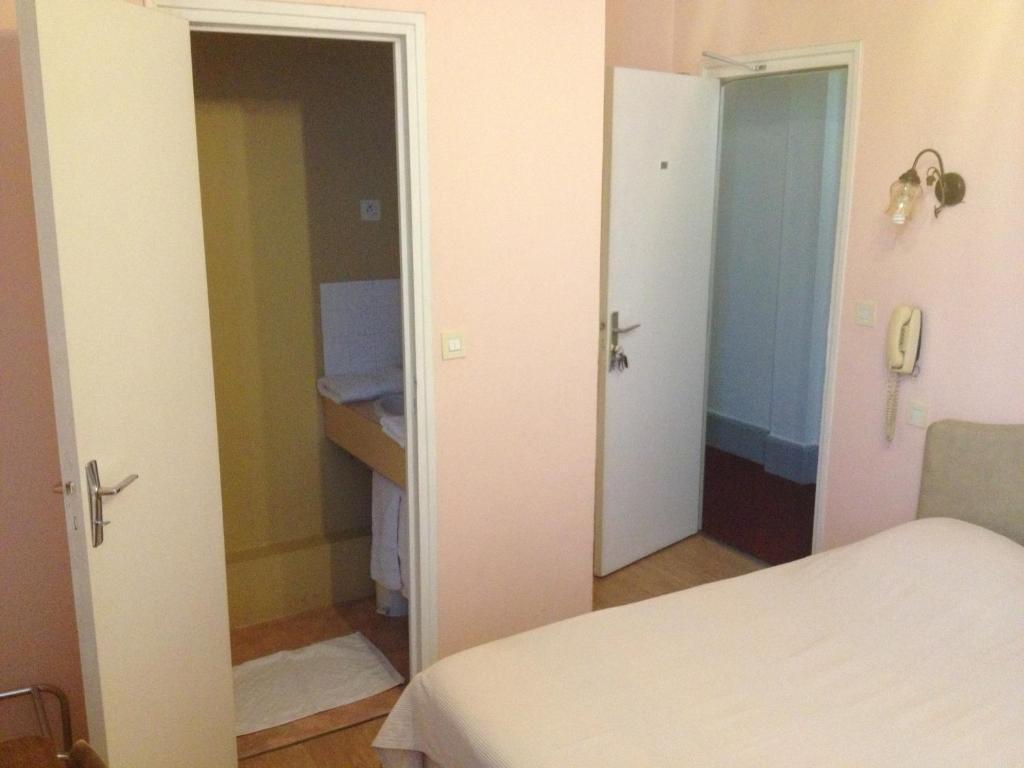 Hotel Le Fecamp Болбек Стая снимка