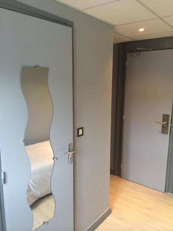 Hotel Le Fecamp Болбек Стая снимка
