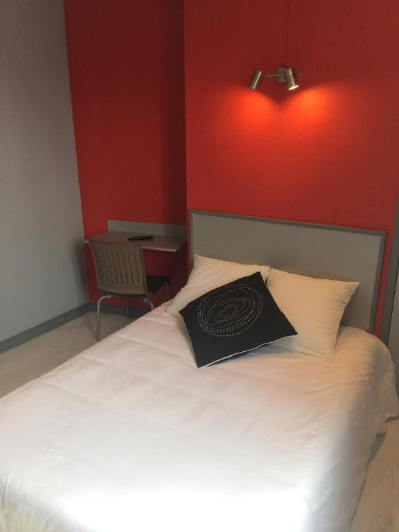 Hotel Le Fecamp Болбек Стая снимка