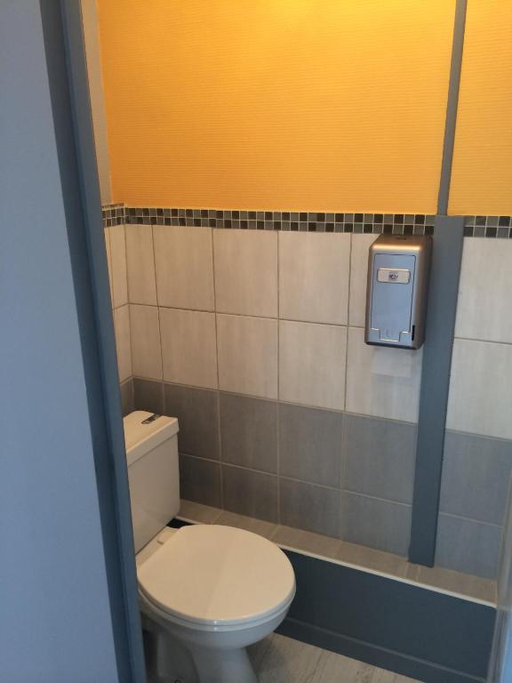 Hotel Le Fecamp Болбек Стая снимка