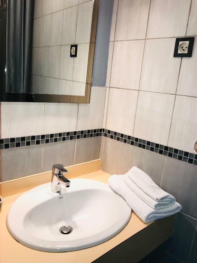 Hotel Le Fecamp Болбек Екстериор снимка